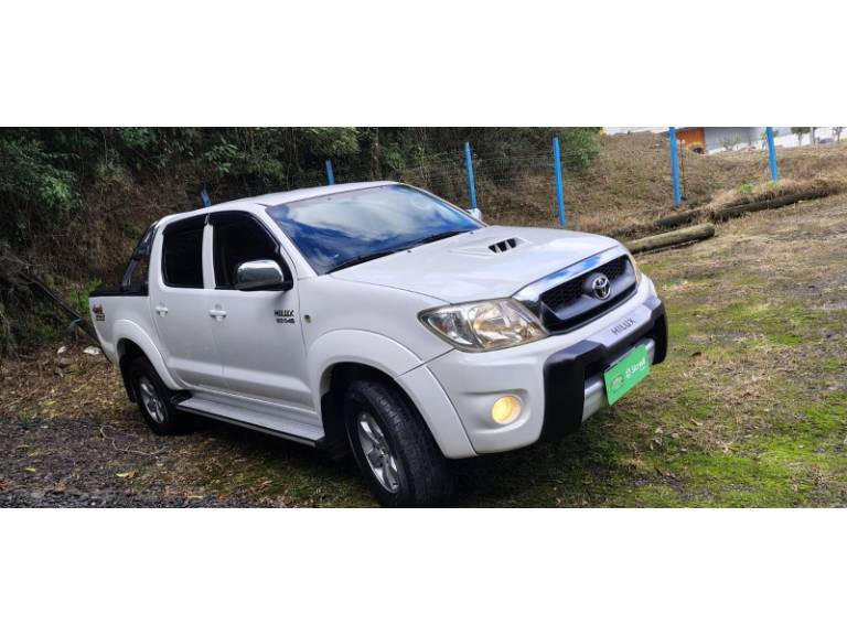 TOYOTA - HILUX - 2011/2011 - Branca - R$ 123.000,00