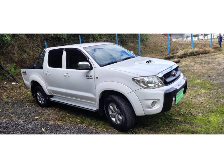 TOYOTA - HILUX - 2011/2011 - Branca - R$ 123.000,00