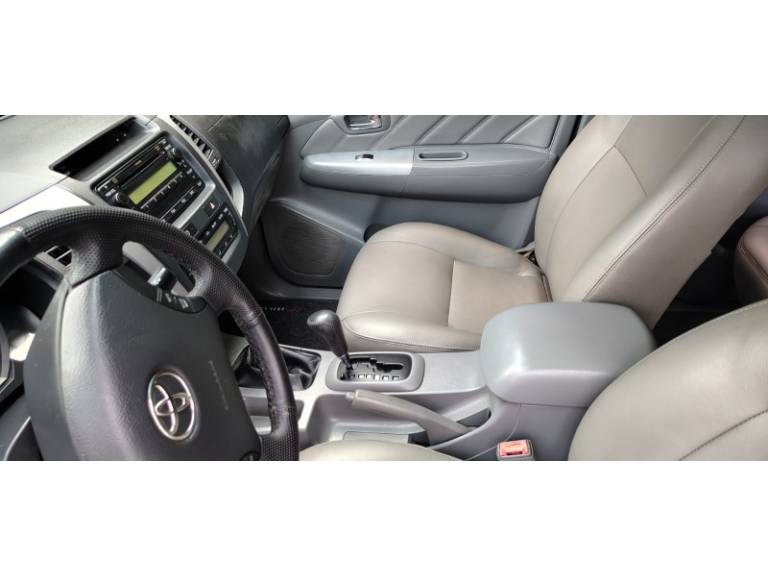 TOYOTA - HILUX - 2011/2011 - Branca - R$ 123.000,00