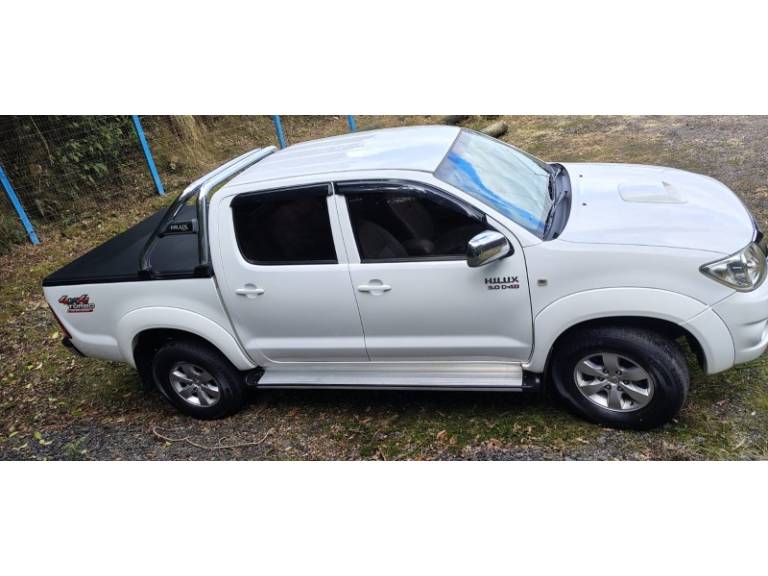 TOYOTA - HILUX - 2011/2011 - Branca - R$ 123.000,00