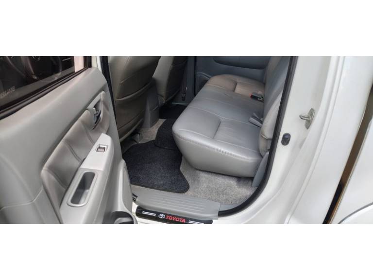 TOYOTA - HILUX - 2011/2011 - Branca - R$ 123.000,00