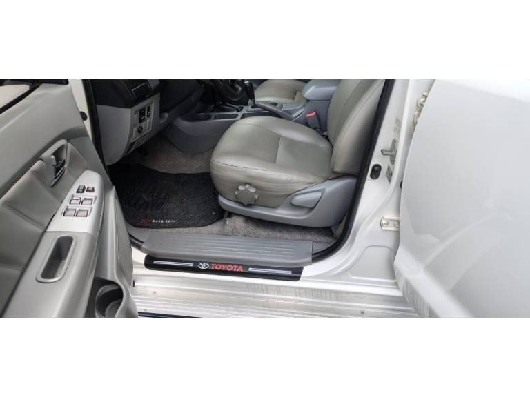 TOYOTA - HILUX - 2011/2011 - Branca - R$ 123.000,00