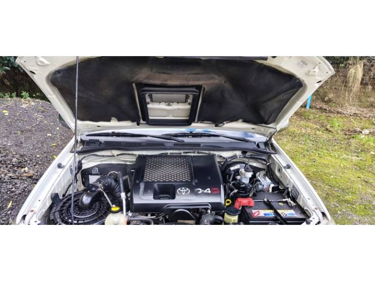 TOYOTA - HILUX - 2011/2011 - Branca - R$ 123.000,00