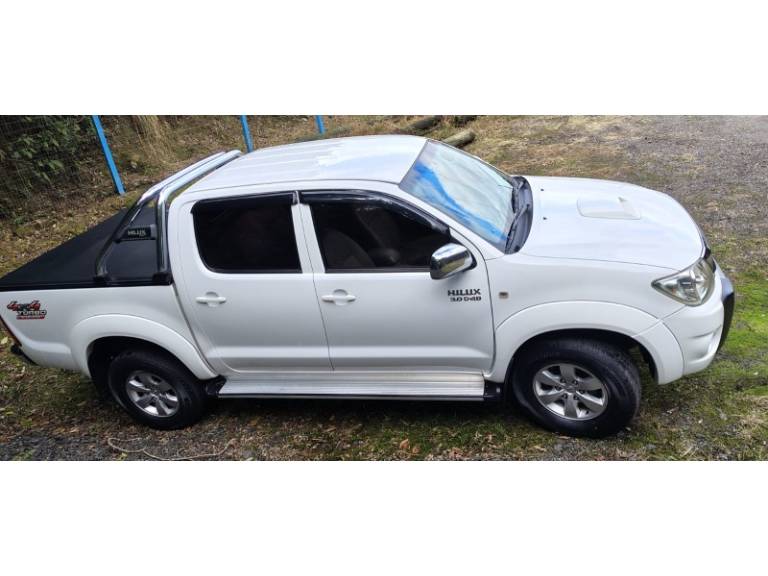 TOYOTA - HILUX - 2011/2011 - Branca - R$ 123.000,00