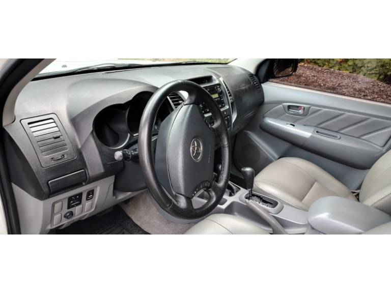 TOYOTA - HILUX - 2011/2011 - Branca - R$ 123.000,00