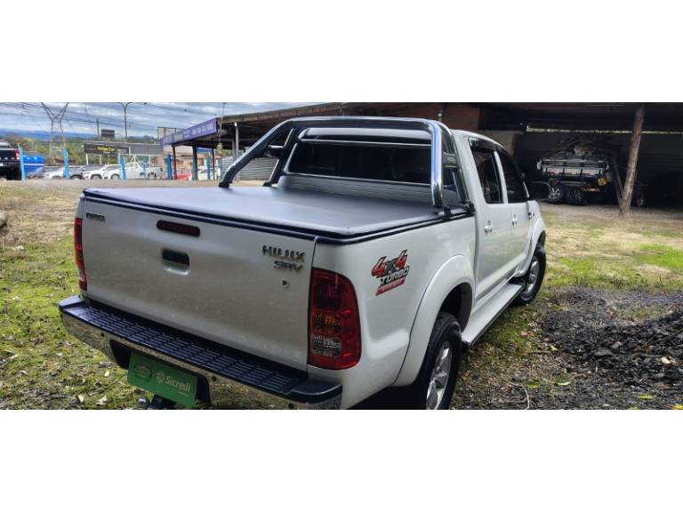 TOYOTA - HILUX - 2011/2011 - Branca - R$ 123.000,00