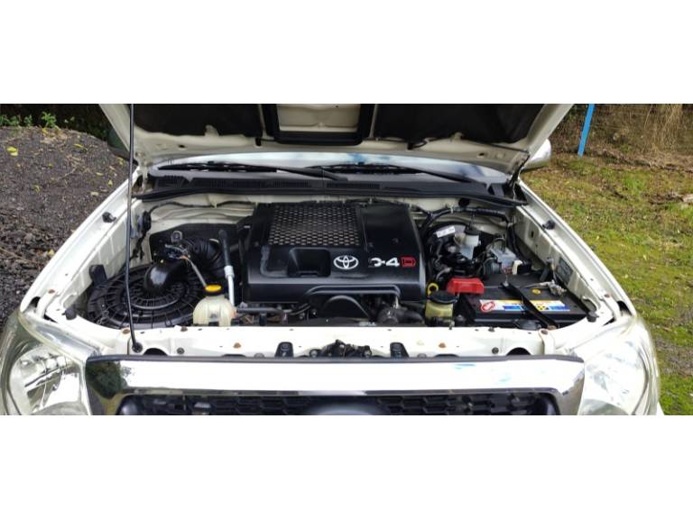 TOYOTA - HILUX - 2011/2011 - Branca - R$ 123.000,00