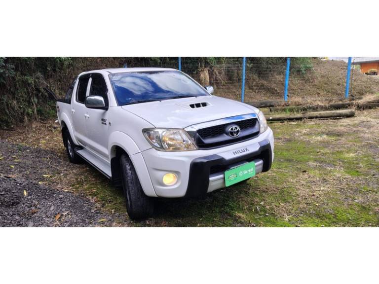 TOYOTA - HILUX - 2011/2011 - Branca - R$ 123.000,00