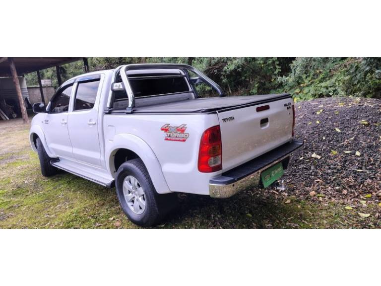 TOYOTA - HILUX - 2011/2011 - Branca - R$ 123.000,00
