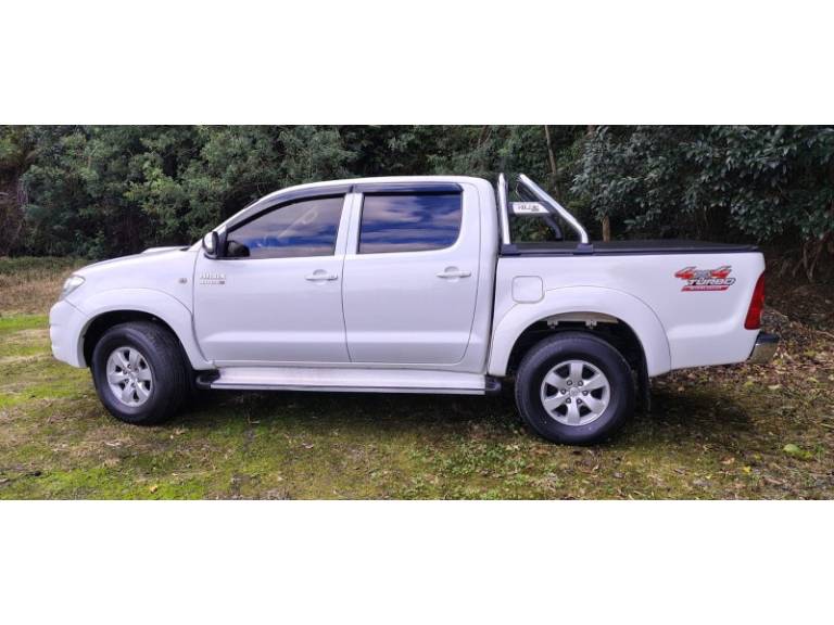 TOYOTA - HILUX - 2011/2011 - Branca - R$ 123.000,00