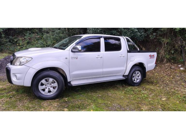 TOYOTA - HILUX - 2011/2011 - Branca - R$ 123.000,00